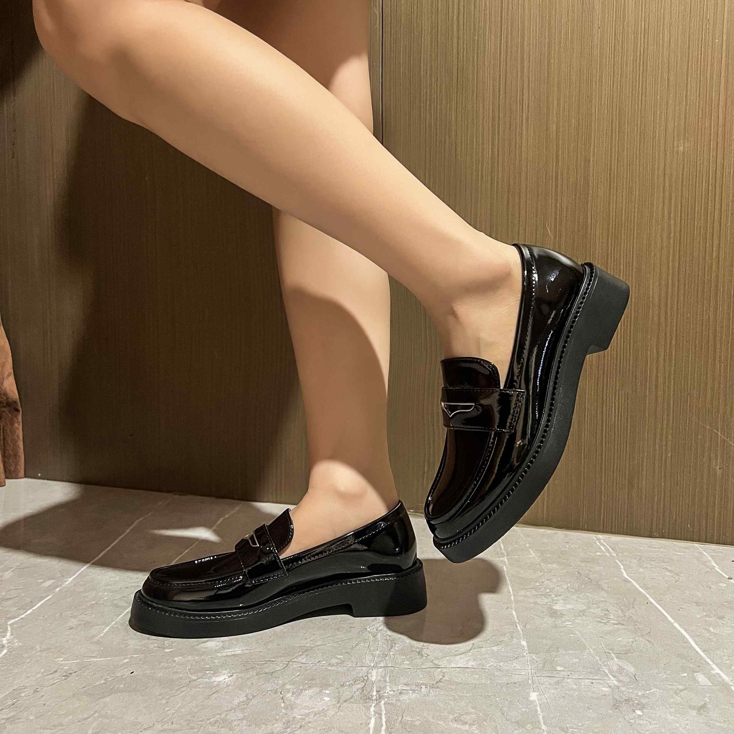 KËPUCA PER FEMRA 8-240-9PAT             