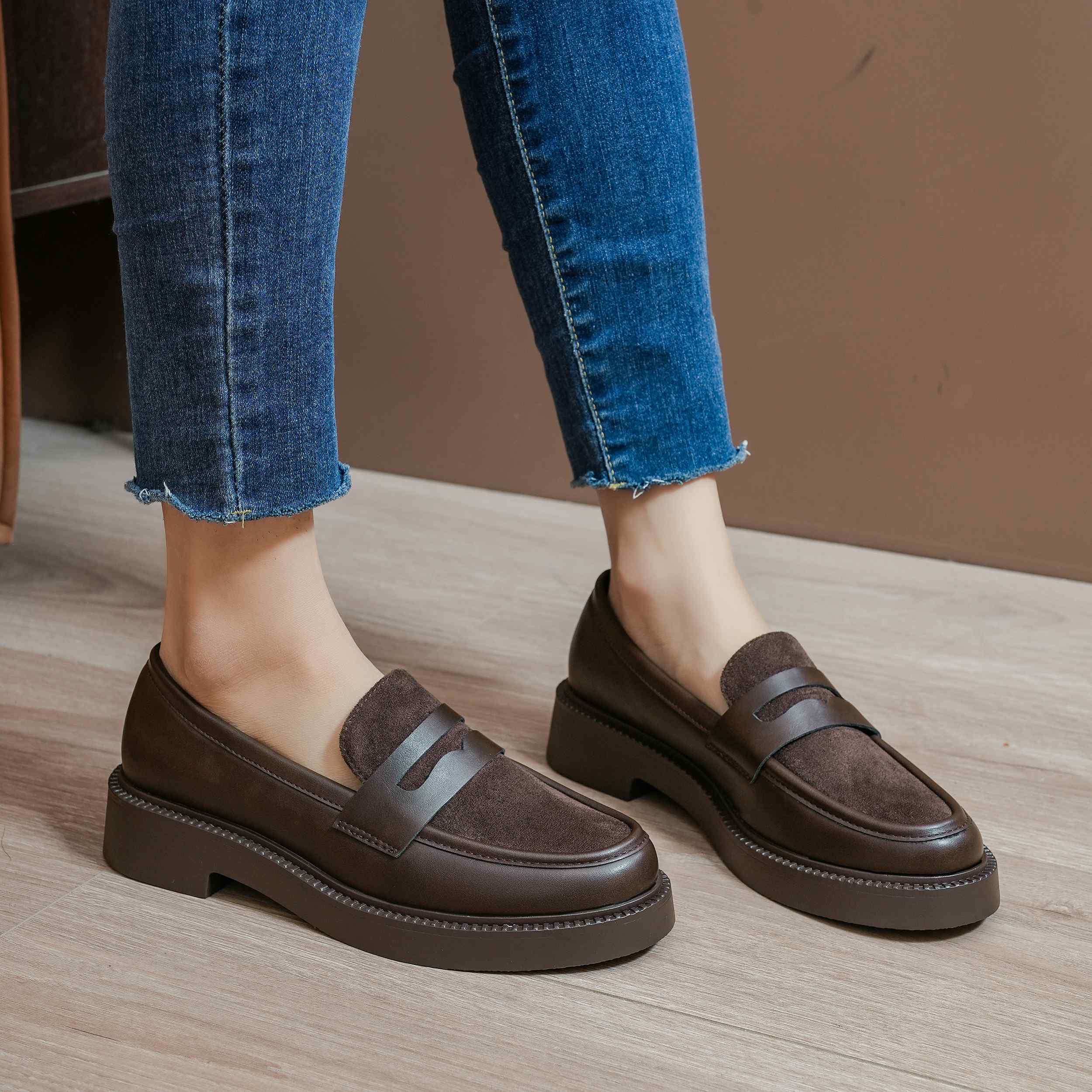 KËPUCA PER FEMRA 8-326-6BW              